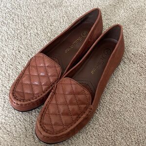 New Bella Vita brown leather flat loafers